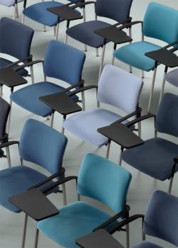 Fauteuil MAIA tapissé avec tablette écritoire