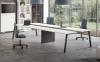 Table de réunion YES pieds bois avec câblage CONNECT